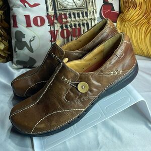 (B) Clarks Brown Leather Textured Slip On Shoes Women's Size 9
